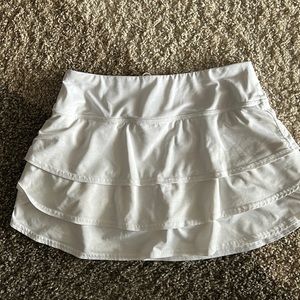 Athleta white 13” scalloped tennis skirt with built in shorts. Good condition!